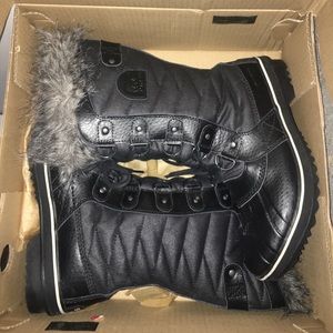 NWOT Sorel Torino II boots in “black, stone”